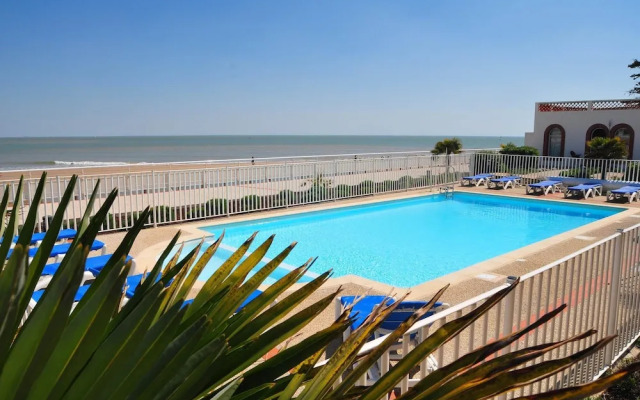 Seaview Stay for 5 Guests in Loire