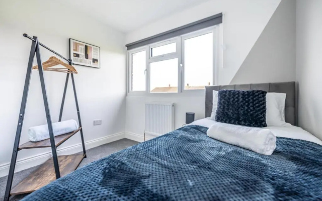 Spacious Modern 3 bed House Near Heathrow Airport