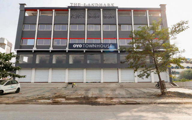 OYO Townhouse 327 C21 Mall