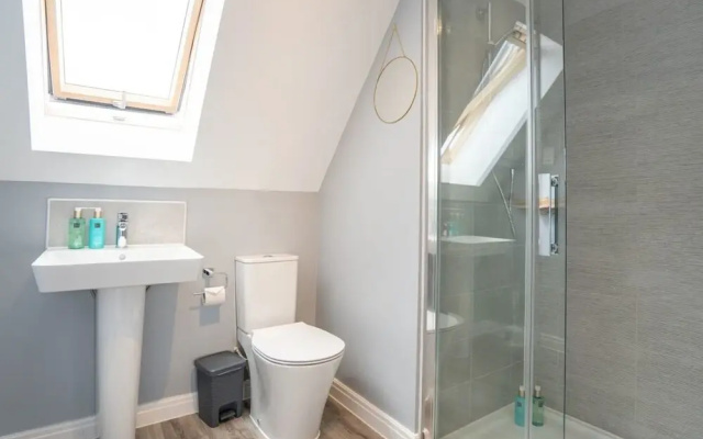Lovely 5-bed House in Centre of Bicester Village
