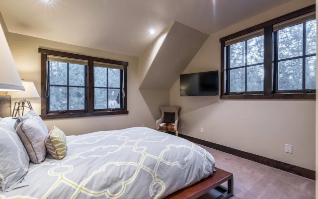4BR Luxury Truckee Home by RedAwning