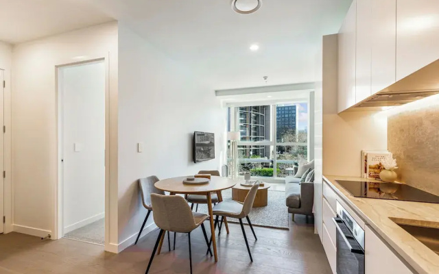 Chic Central Apt with Gym and Pool by Zodiak Stays