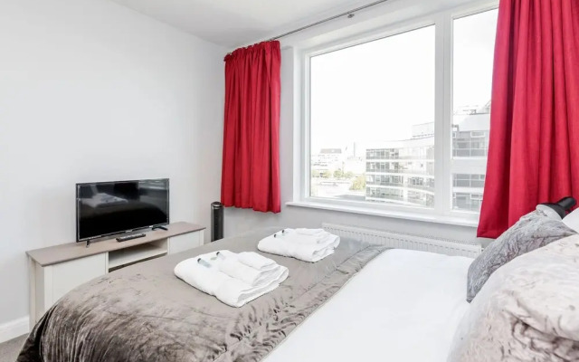 Stylish Riverview Apt with Roof Terrace