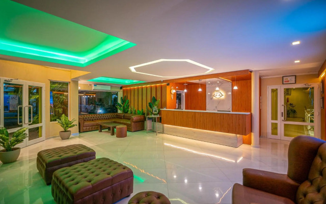 Alto Verde Suites And Apart