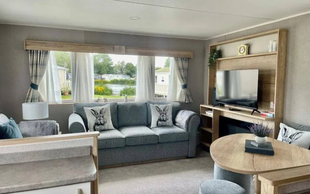 Gorgeous 2 Bed Caravan in South Cerney