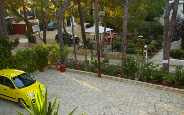 Pyrgaraki Studios and Apartments
