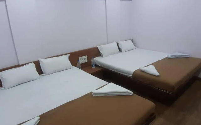 Rajhuns Deluxe Lodging
