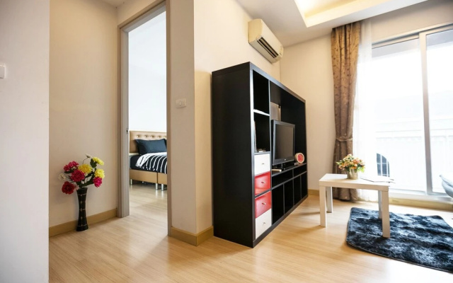 Cozy Thonglor by Pat