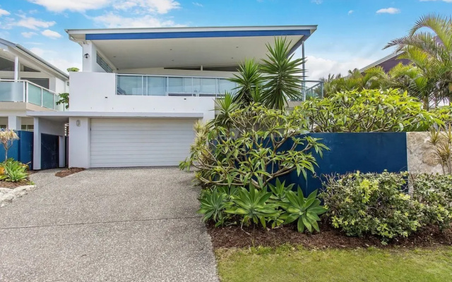 Salt Beach Holiday Home