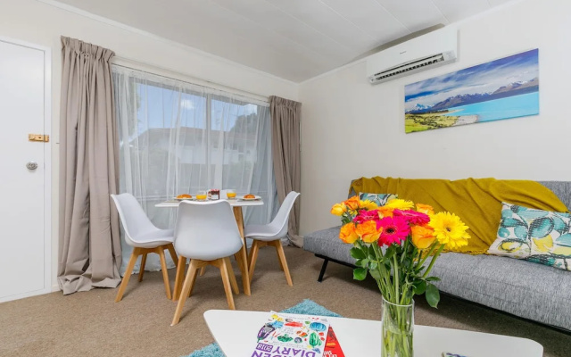 Super 2 bed flat in Remuera