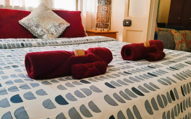 Oakwood House - Entire 4 bedroom house with Foxtel & WiFi