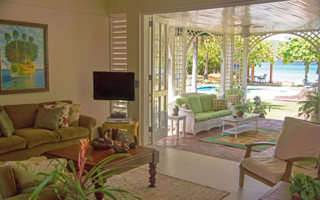 Seagrapes Villa