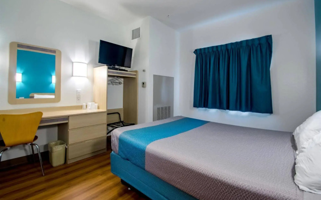 Motel 6-Portland, OR - North