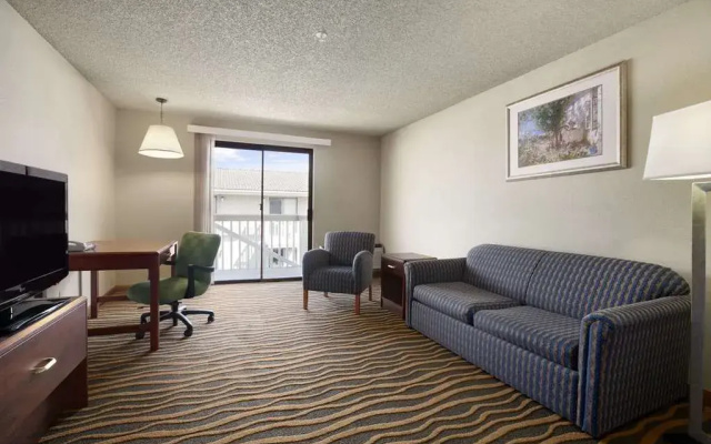 Howard Johnson Inn & Suites Tacoma Near McChord AFB