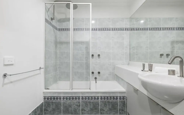 Spacious 3-bed Apartment in Melbourne CBD