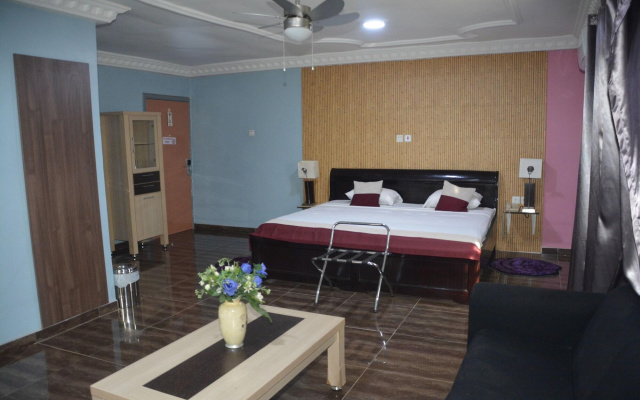 Royal Lee'S Hotel