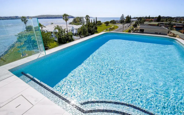 Lavish Coastal 2-bed With Stunning Ocean Views