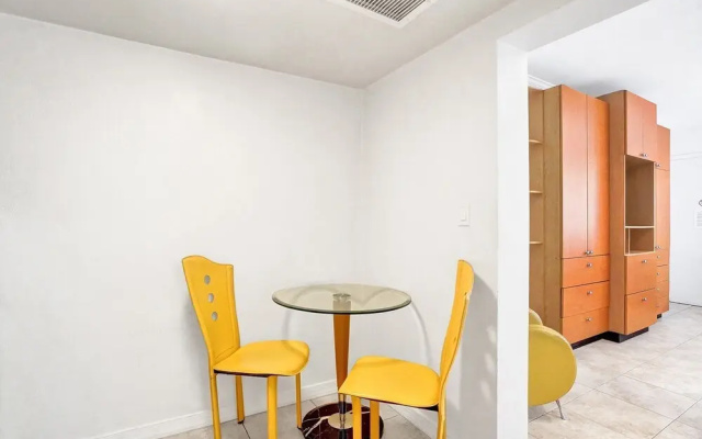 Gorgeous Apartment walking distance to Beach!!