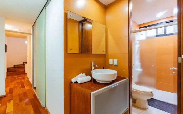 Stylish apartment with private roof top & jacuzzi