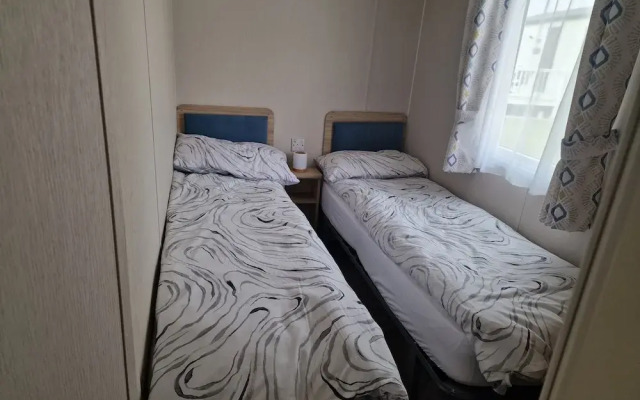 Welcoming 3 Bedroom Caravan 2 Min Walk to Beach