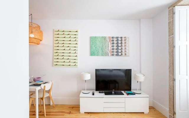 Flux Art Studio w/ AC & Balcony by LovelyStay