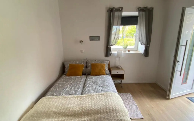 Kleines Doppelzimmer mit eigenem Bad und Kühlschrank, frisch saniert