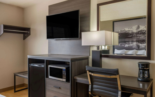Super 8 by Wyndham Clinton