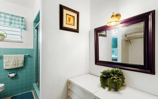 Pet Friendly Stylish Studio in Hollywood