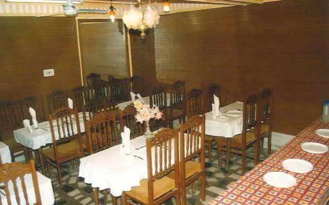 Hotel Zahgeer Continental, Srinagar