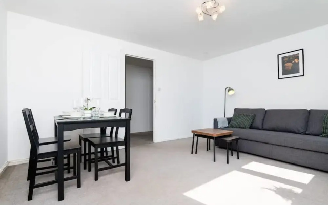 2 Bedroom Flat - Free Parking