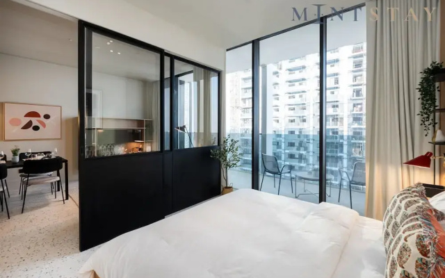 Charming 1BR w Balcony in Business Bay