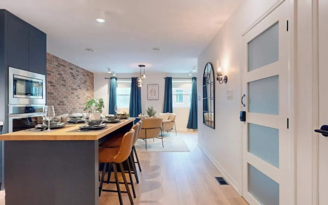 Casa Hotels Elegant 2BR Suite in Leslieville