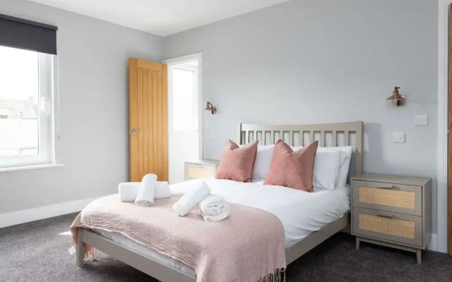 Modern 5-bedroom Retreat Nr Coast