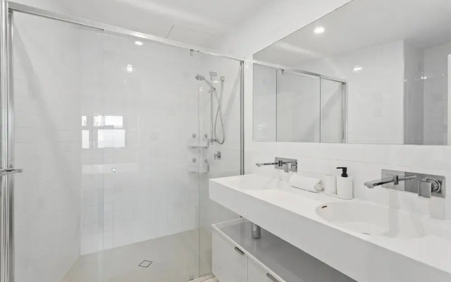 Gorgeous 3-bed Apartment With City Views