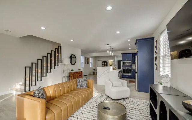 Home Theater + Rooftop Deck! Fountain Sq Stunner