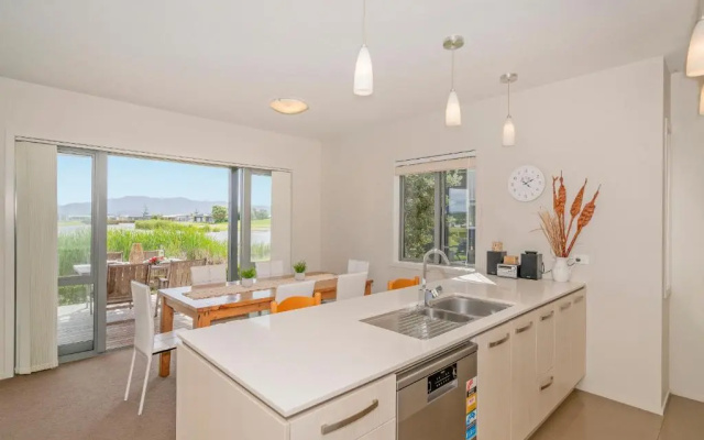Lakeside Villa Retreat - Matarangi Downstairs Holiday Unit