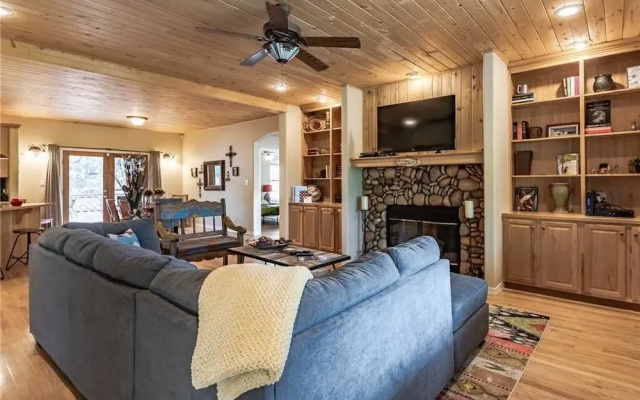 Little Creek Retreat - Four Bedroom Cabin with Hot Tub