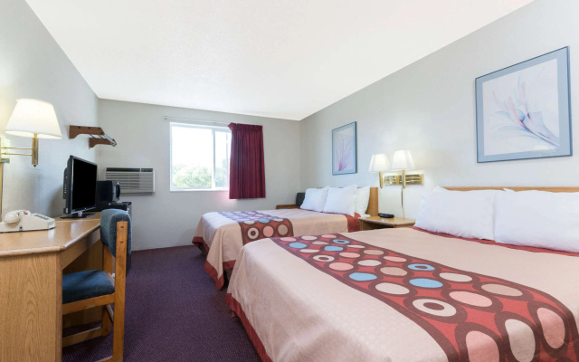 Super 8 by Wyndham Raton