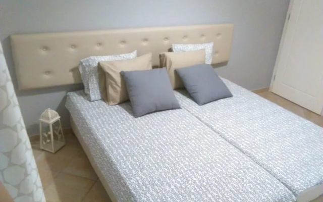 Apartment - Sleeps up to 10 & Beachfront Access