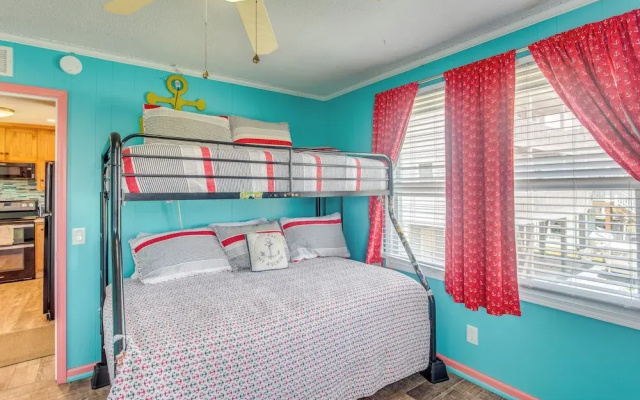 Coastal Home: Walk to Holden Beach!