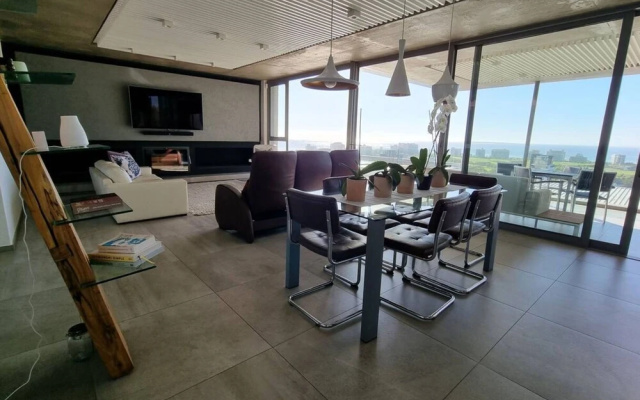 Stylish 2 Bedroom Apartment With Stunning City Views
