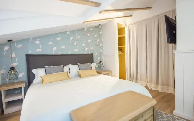 The Beach House - Studios & Suites