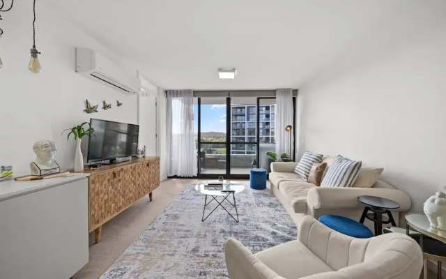 Elegant 2-bed With Pool, Alfresco Dining & Balcony