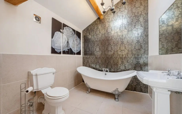 5-bed Retreat, Sleeps 12 in Harrogate With Hot Tub