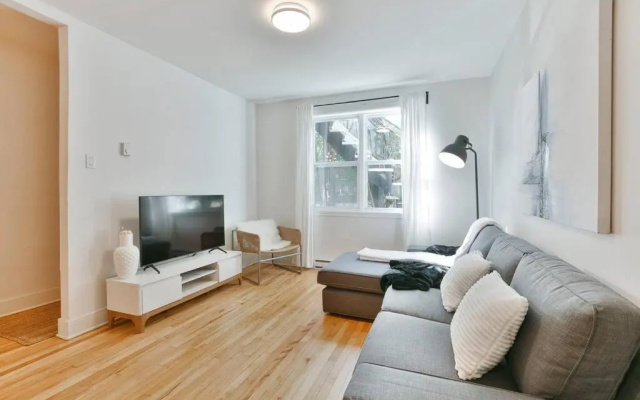 Lovely 1BR - 5mins from Laurier Metro