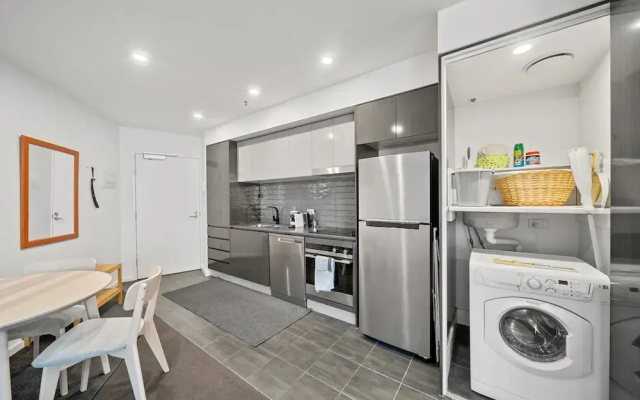 Light-filled 1-bed Apartment With Pool & Gym