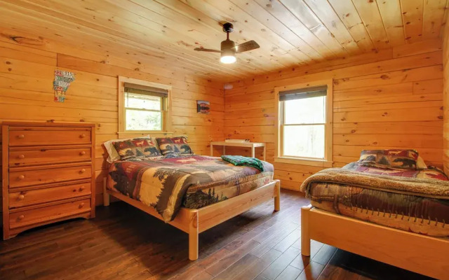 Londonderry Chalet w/ Deck, Fire Pit & Views!