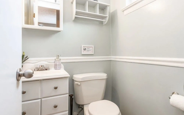 Charming 3BR House Cozysuites Pool Table