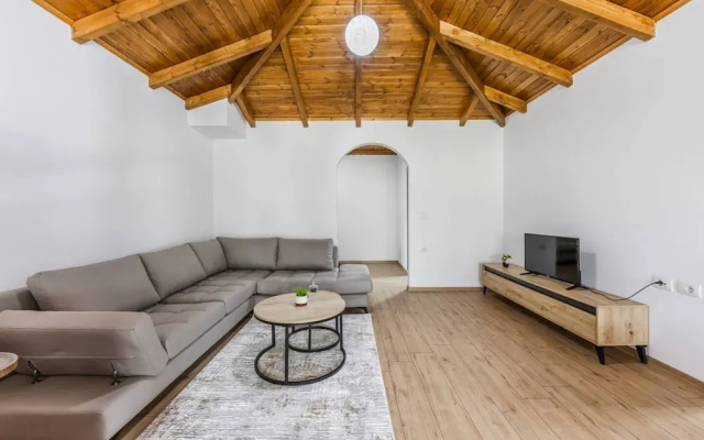 Hillside Apartment Gjirokast r 2BR With Balcony