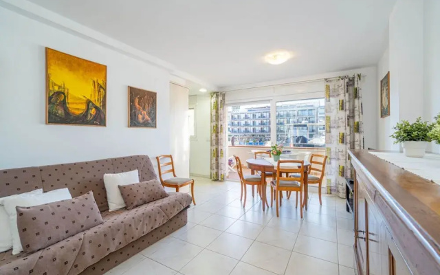 Apartment in Empuriabrava Near Sandy Beach